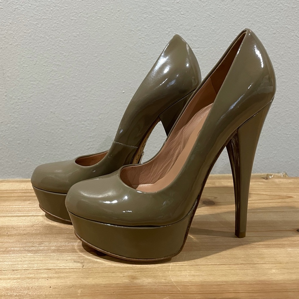 NEW Alejandro Ingelmo | Patent Grey Platform Pumps